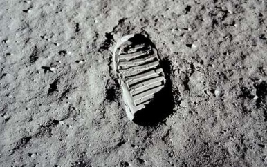 Historische voetafdruk van Neil Armstrong op de maan loopt gevaar door toerisme