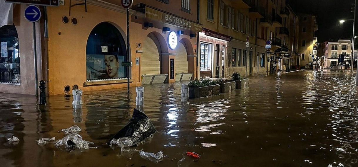 Water staat in Franse straten na aanhoudende regenval