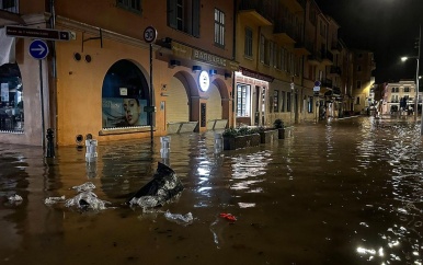 Water staat in Franse straten na aanhoudende regenval