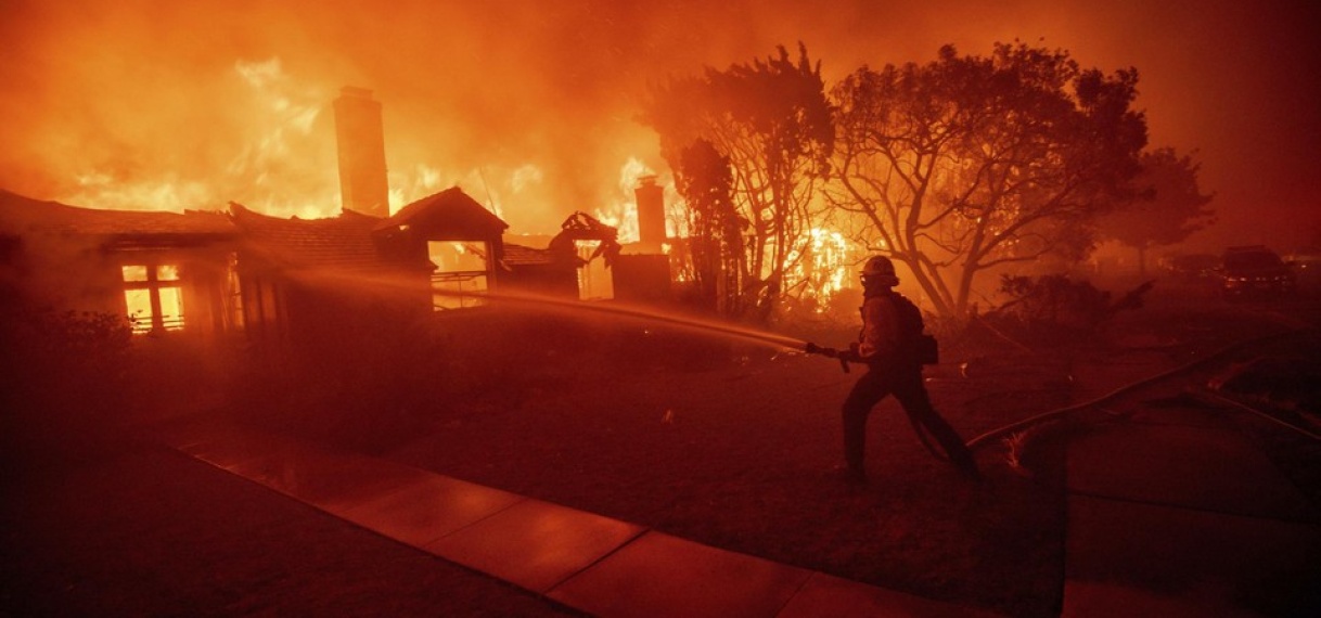 Noodtoestand Californië door bosbrand, tienduizenden evacuaties Los Angeles