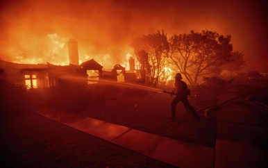 Noodtoestand Californië door bosbrand, tienduizenden evacuaties Los Angeles
