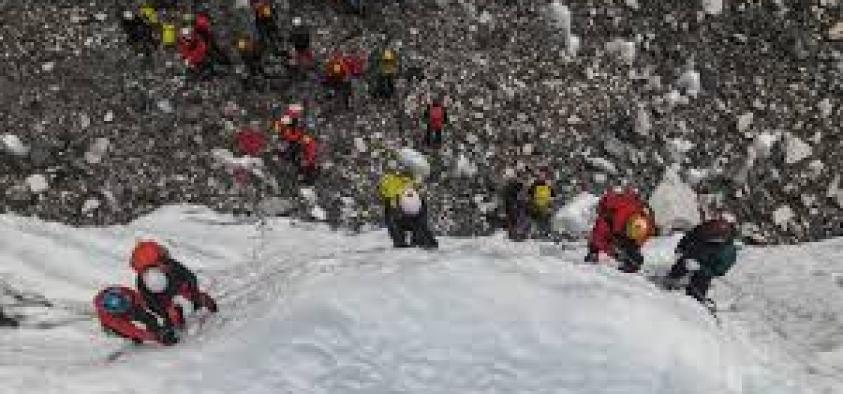 Te veel klimmers op Mount Everest dus komt Nepal met forse prijsverhoging
