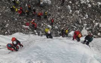 Te veel klimmers op Mount Everest dus komt Nepal met forse prijsverhoging