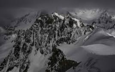 Twee doden bij botsing tussen vliegtuigje en paraglider boven Frans skigebied