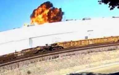 Grote vuurbal doordat vliegtuigje in Amerikaans bedrijfspand crasht
