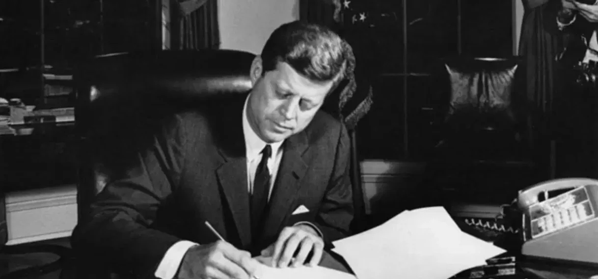Trump wil geheime dossiers over moord op president Kennedy openbaar maken