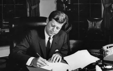 Trump wil geheime dossiers over moord op president Kennedy openbaar maken