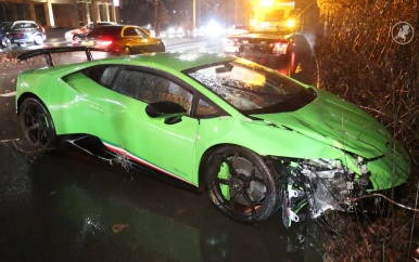 Peperdure Lamborghini crasht in Den Haag