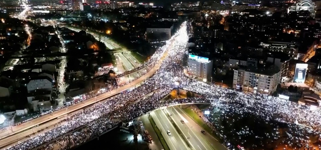 Duizenden studenten blokkeren groot kruispunt in Servië