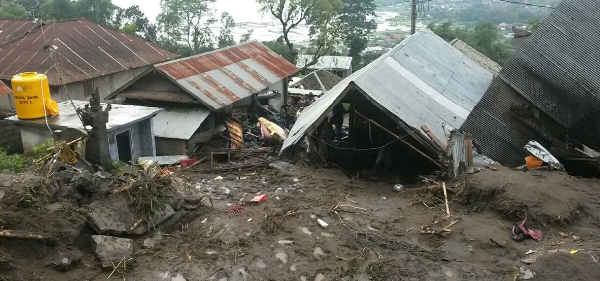 Doden bij aardverschuivingen en overstromingen op Java en Bali