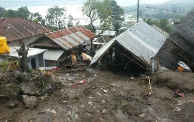 Doden bij aardverschuivingen en overstromingen op Java en Bali