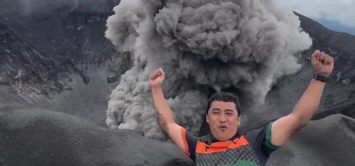 Indonesische man laat zich filmen op rand van uitbarstende vulkaan