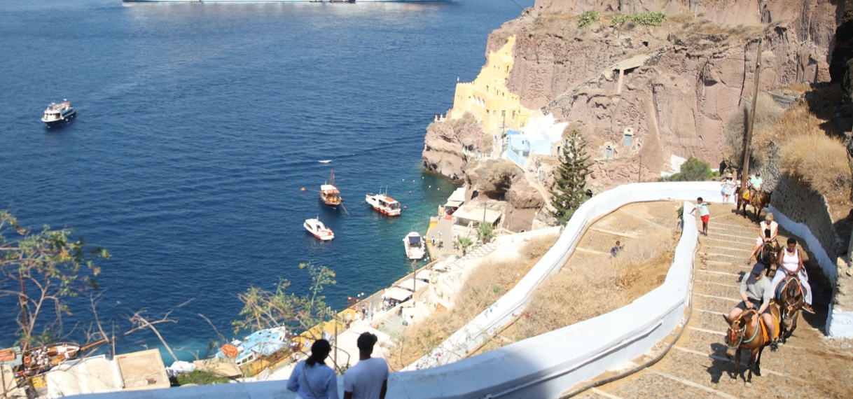 Santorini getroffen door honderden aardbevingen, scholen vandaag dicht