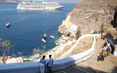 Santorini getroffen door honderden aardbevingen, scholen vandaag dicht