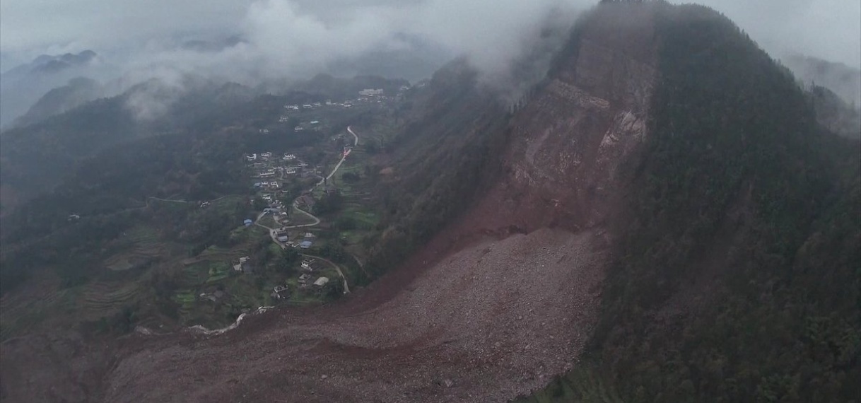 Luchtbeelden tonen omvang Chinese aardverschuiving