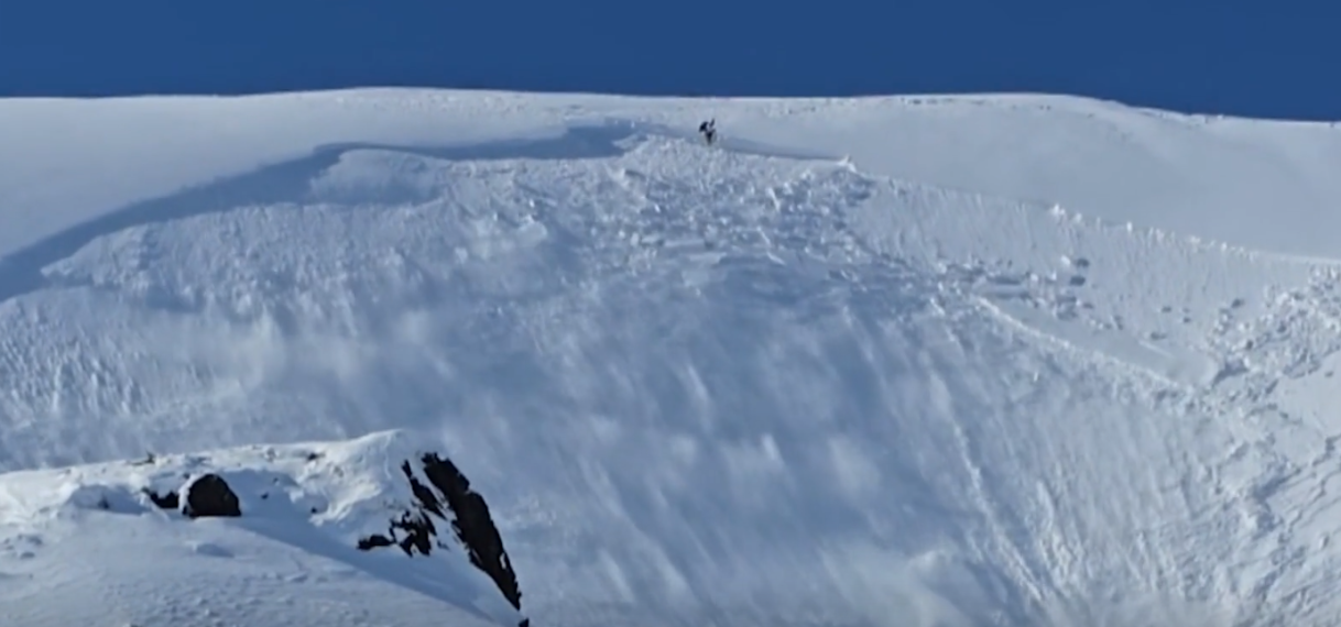 Skiër veroorzaakt lawine in Japan