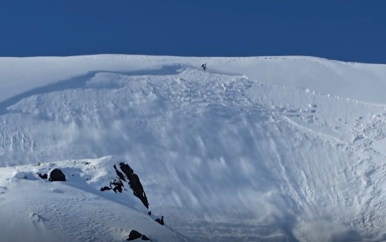 Skiër veroorzaakt lawine in Japan