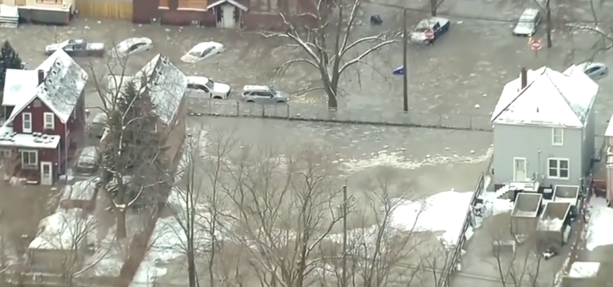 Ondergelopen straat in Detroit bevriest na leidingbreuk