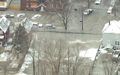 Ondergelopen straat in Detroit bevriest na leidingbreuk