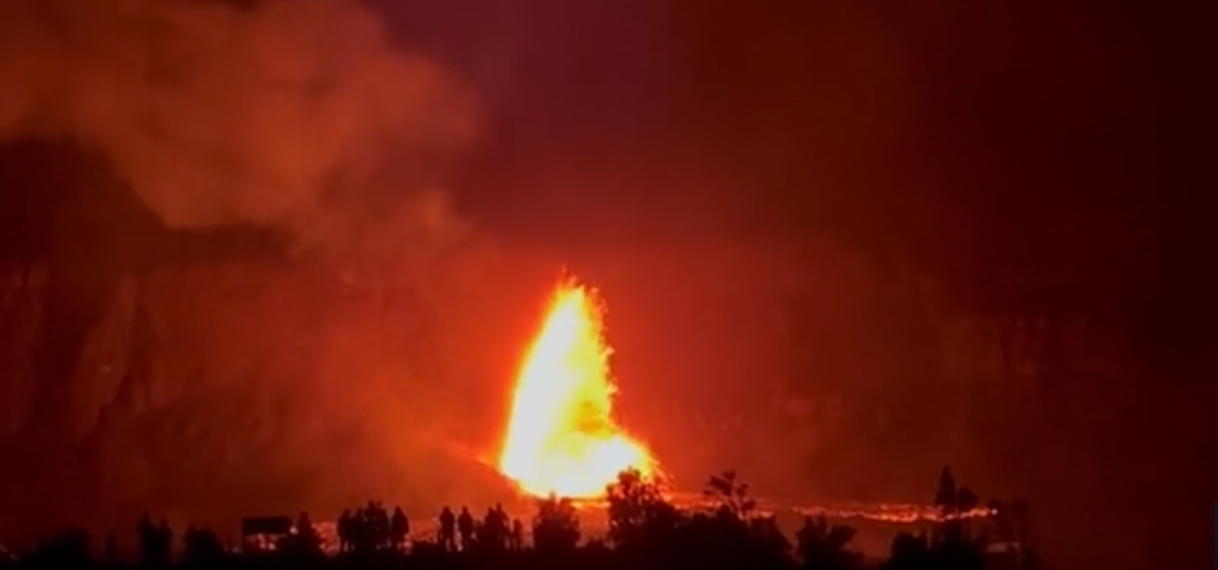 Vulkaan op Hawaï spuwt lava 125 meter de lucht in