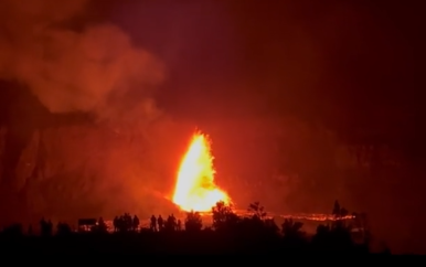 Vulkaan op Hawaï spuwt lava 125 meter de lucht in