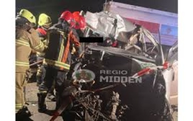 Frontale botsing Noah-bus en olietanker leidt tot ernstige gewonden