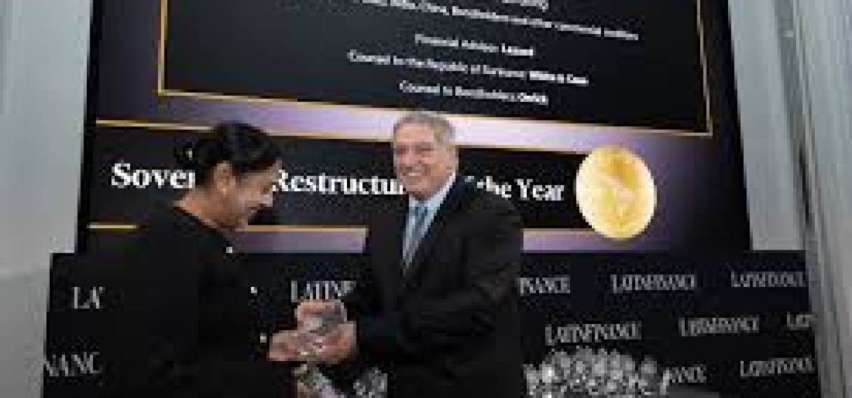 Suriname onvangt een award van LatinFinance’s tijdens de 2024 Award diner