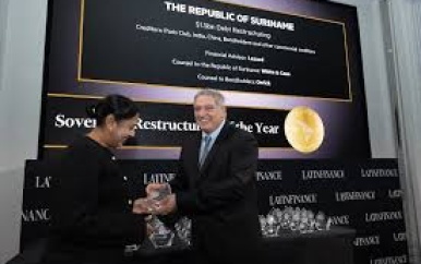 Suriname onvangt een award van LatinFinance’s tijdens de 2024 Award diner