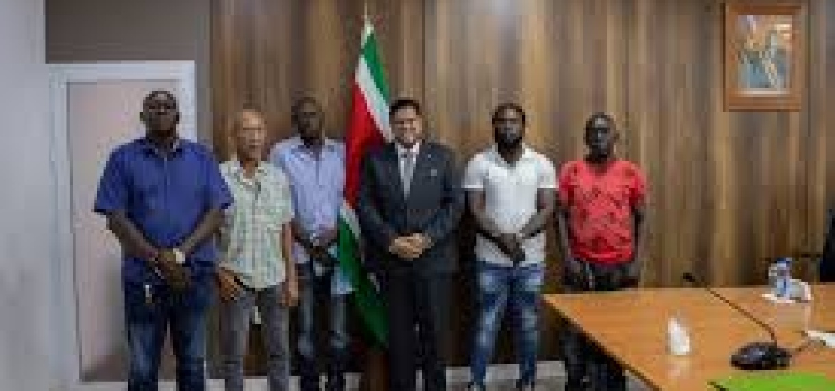President Santokhi ontvangt vertegenwoordigers Totikamp, Nieuw-Koffiekamp en ex-leden Jungle Commando