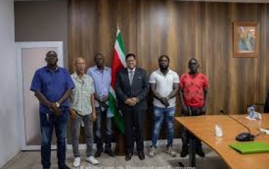 President Santokhi ontvangt vertegenwoordigers Totikamp, Nieuw-Koffiekamp en ex-leden Jungle Commando