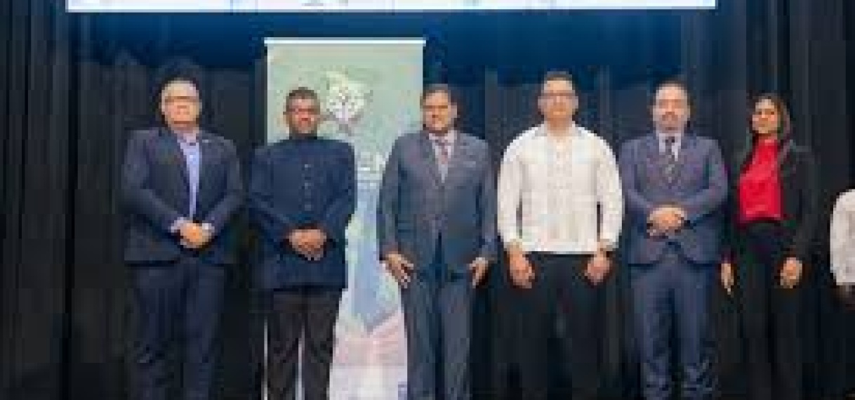 President neemt eerste exemplaar ‘Green development Strategy’ in ontvangst