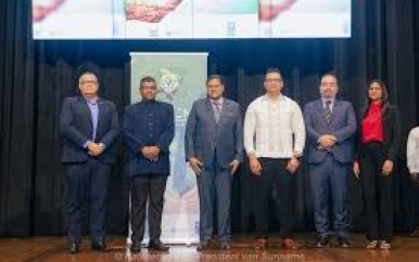 President neemt eerste exemplaar ‘Green development Strategy’ in ontvangst