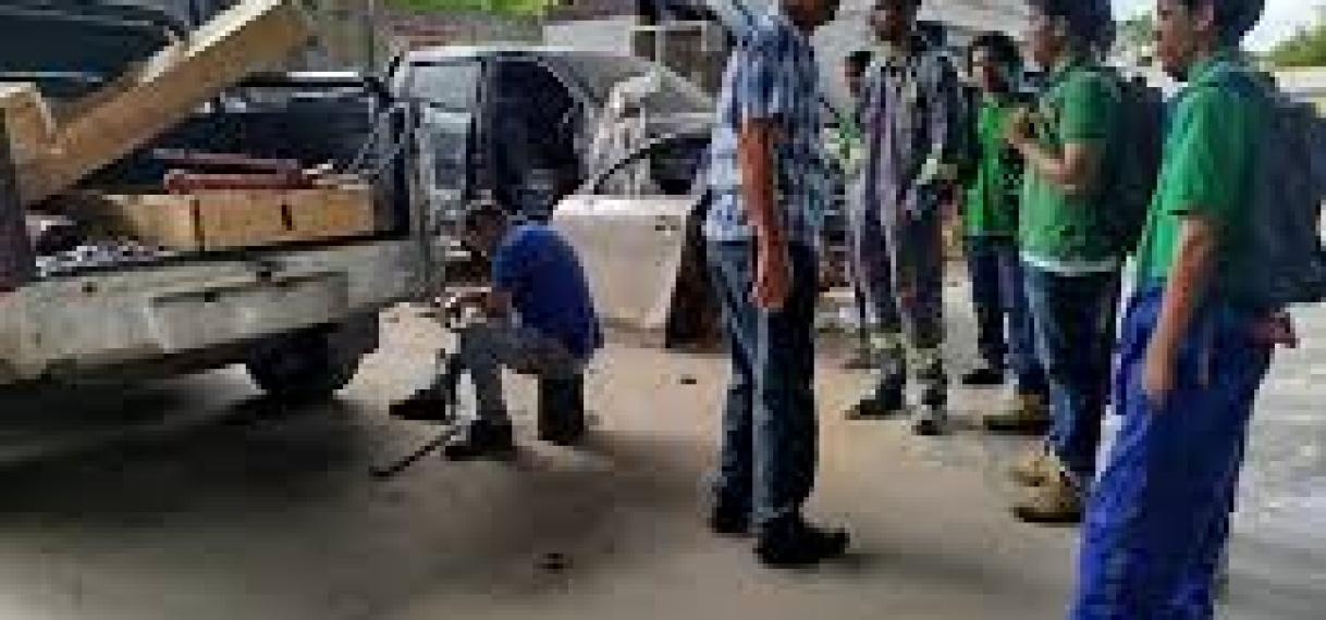 Cursisten SAO Auto Body Repair op educatieve dagtocht naar spuitinrichting Lo Tam Loi