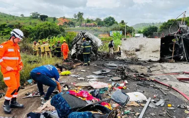 Bus stort 800 meter in ravijn in Bolivia, tientallen doden en gewonden