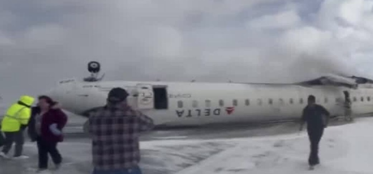 Passagier filmt hoe hij ondersteboven gecrasht vliegtuig verlaat