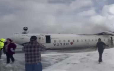 Passagier filmt hoe hij ondersteboven gecrasht vliegtuig verlaat
