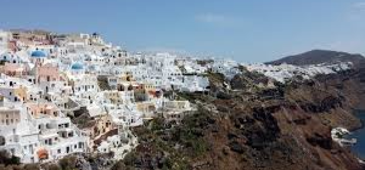 Aardbevingen Santorini nemen af, maar nu liggen aardverschuivingen op de loer