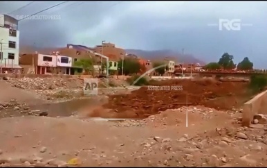 Kolkende watermassa stroomt langs Peruaanse stad