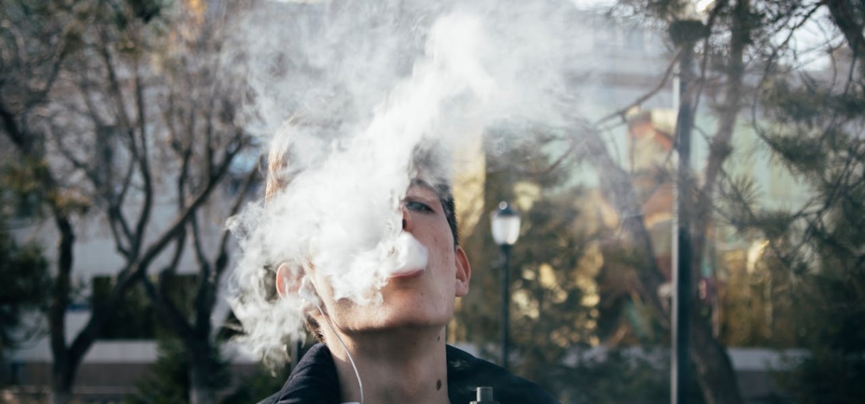 Hongkong gaat vapen in openbare ruimtes vanaf 2026 verbieden