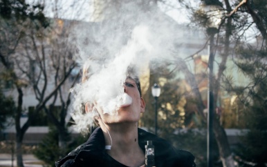 Hongkong gaat vapen in openbare ruimtes vanaf 2026 verbieden
