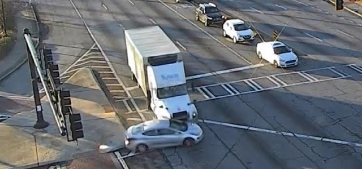 Vrachtwagen sleurt auto 100 meter mee na aanrijding in VS
