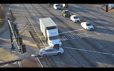 Vrachtwagen sleurt auto 100 meter mee na aanrijding in VS