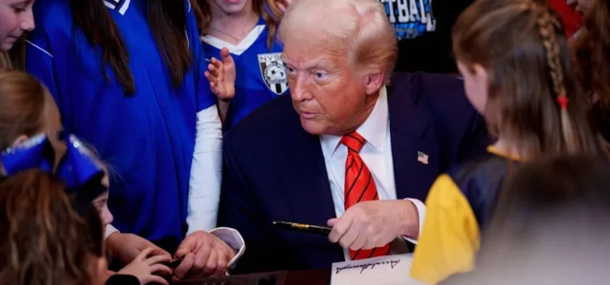 Trump tekent decreet dat transgender personen uit vrouwensport weert