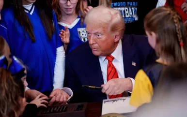 Trump tekent decreet dat transgender personen uit vrouwensport weert