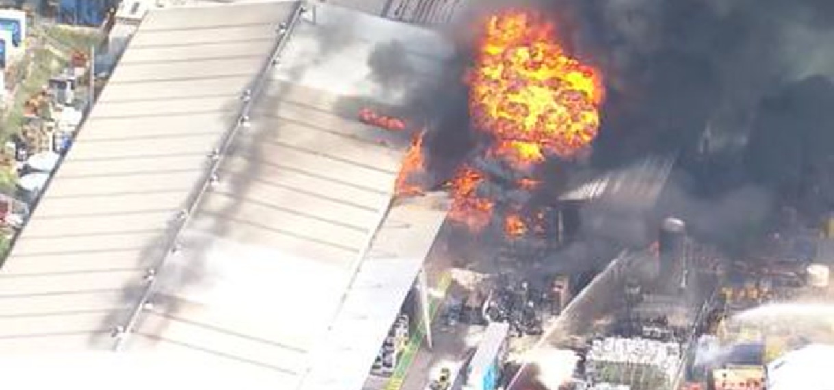 Luchtbeelden tonen explosies bij brand in Australische fabriek