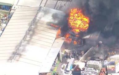 Luchtbeelden tonen explosies bij brand in Australische fabriek