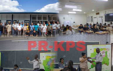 Commissie Veiligheid Verkiezingen 2025 KPS geeft veiligheid instructies aan delegatie uit Tapanahony