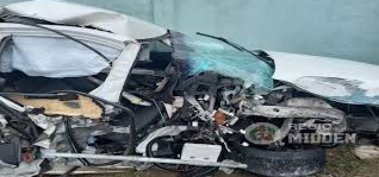 Twee gewonden nadat auto tegen stroommast en servicestation botst