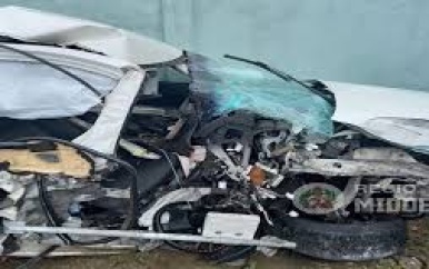 Twee gewonden nadat auto tegen stroommast en servicestation botst