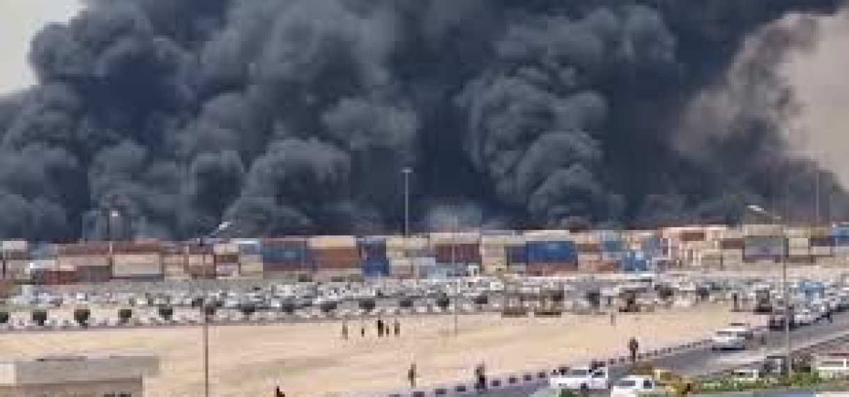 Rookwolk kleurt Iraanse lucht zwart na explosie in haven